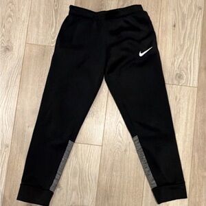 Nike Sportswear Older Kids' (Boys') Tapered Training Pants.